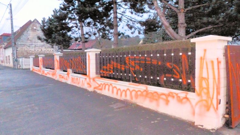 Fa&ccedil;ade Tagu&eacute;e &agrave; Ressons sur Matz